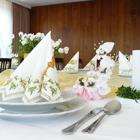 Weißes Rössel Hotel Mondfeld
